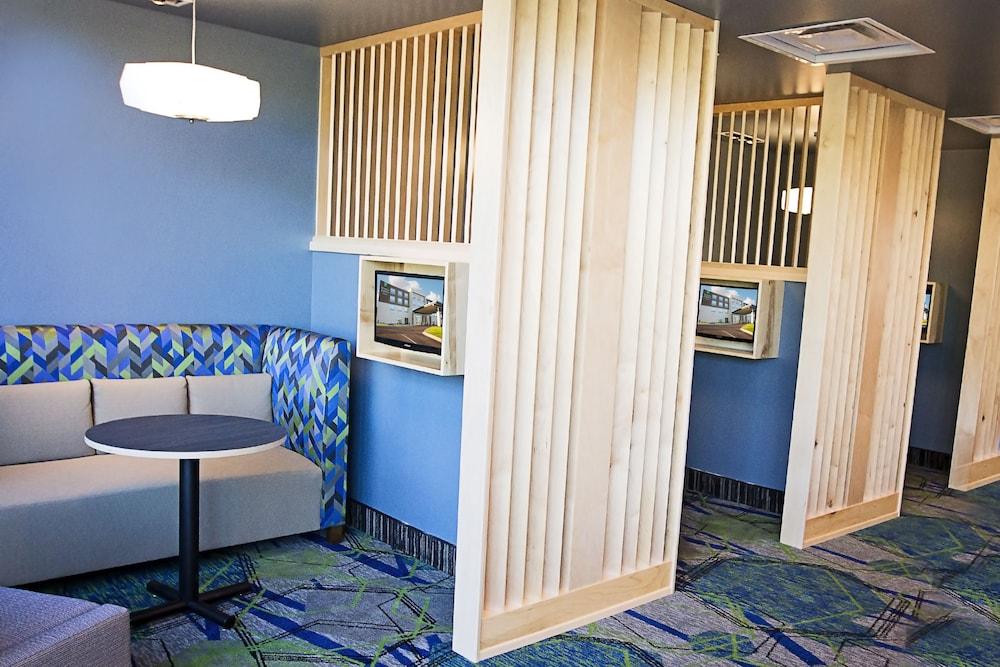 Holiday Inn Express & Suites Greenwood Mall By Ihg Exterior photo