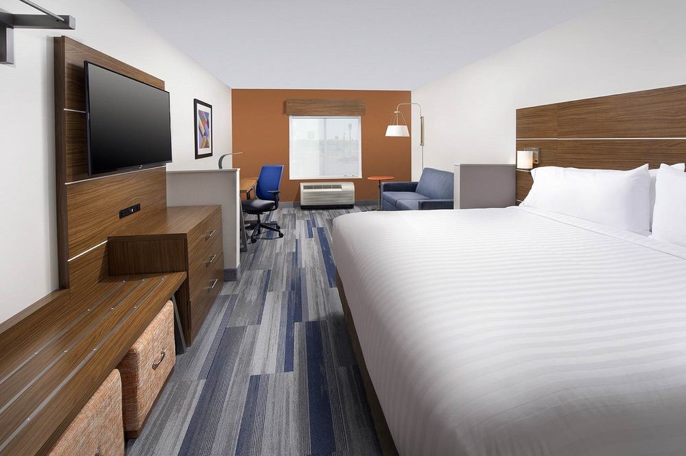Holiday Inn Express & Suites Greenwood Mall By Ihg Exterior photo